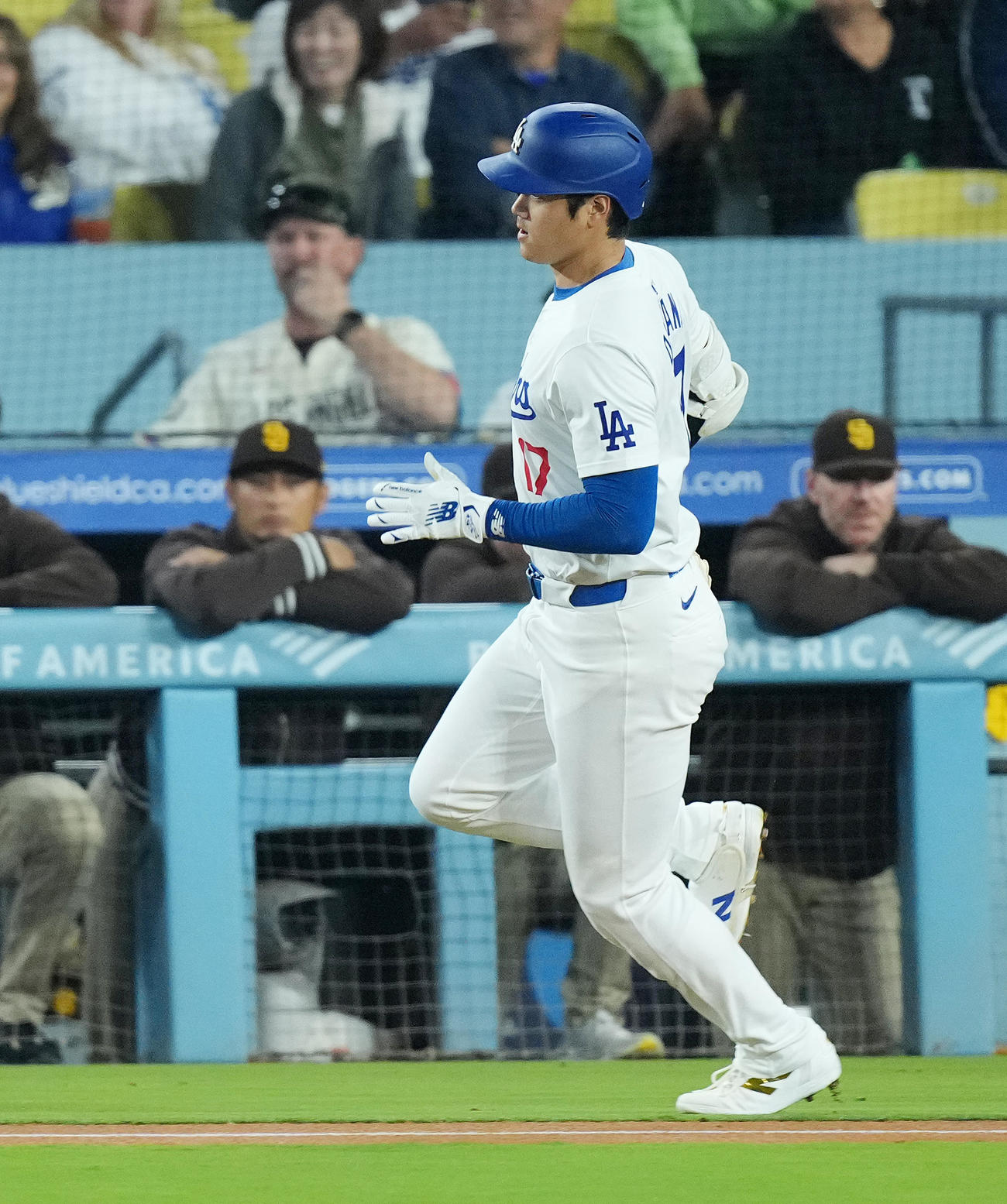 ドジャース対パドレス　1回裏ドジャース無死、右二塁打を放ち、ダルビッシュ（後方左）を横目に一塁を駆け回る大谷（撮影・菅敏）