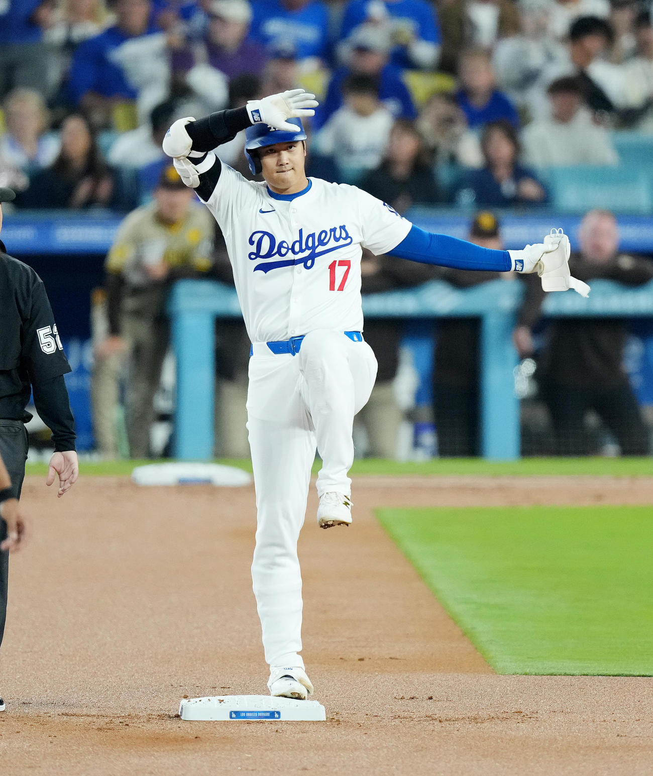 ドジャース対パドレス　1回裏ドジャース無死、右二塁打を放ち、塁上でポーズをとる大谷（撮影・菅敏）
