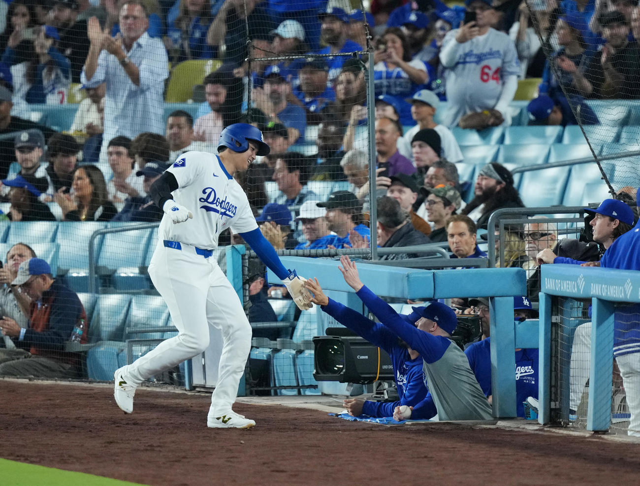 ドジャース対パドレス　1回裏ドジャース無死二塁、ベッツの遊ゴロを相手が悪送球し、二塁から生還する大谷（左）（撮影・菅敏）