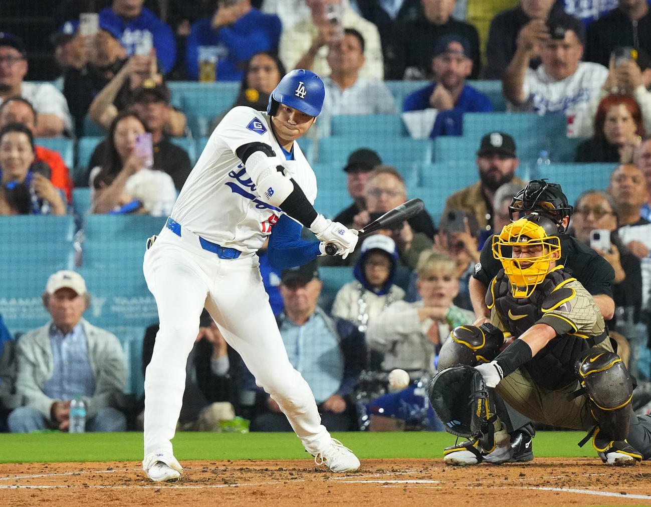 ドジャース対パドレス　2回裏ドジャース2死一、二塁、四球を選ぶ大谷（撮影・菅敏）