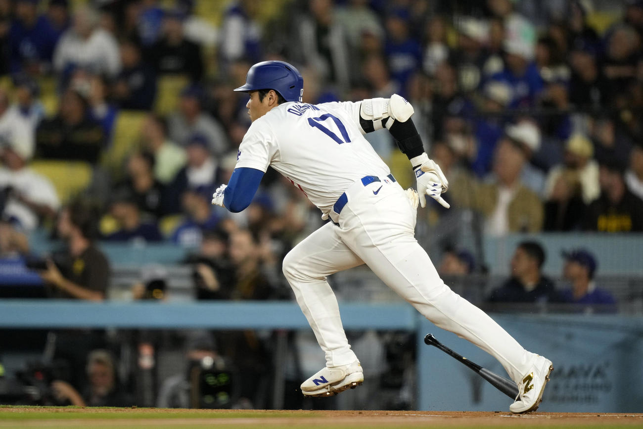 ドジャース大谷翔平、パドレス戦の1回に二塁打を放って一塁に疾走（AP）