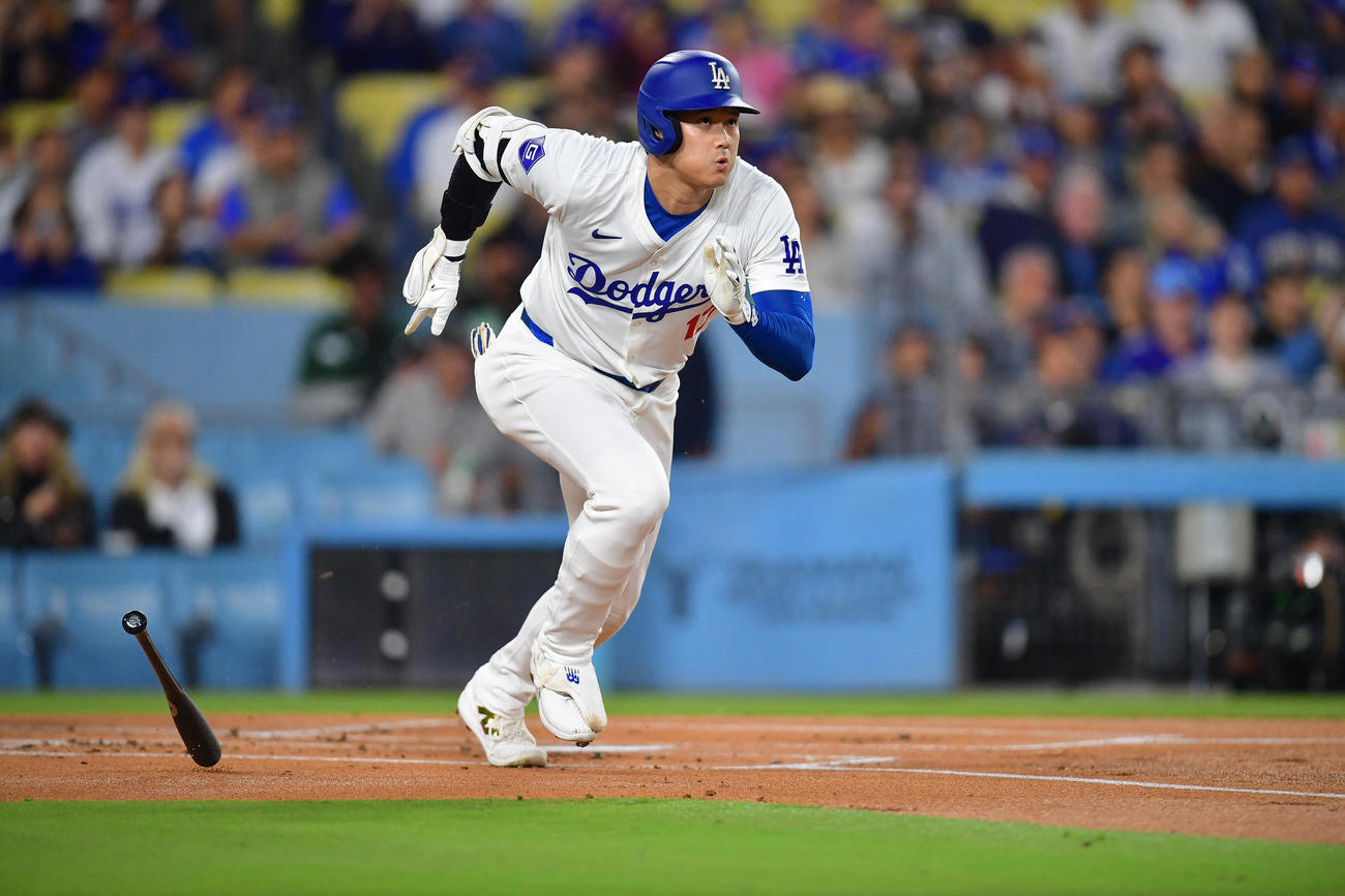 大谷翔平がパドレス戦の1回表に痛烈なライナーを放つと一塁に向かって疾走（ロイター）