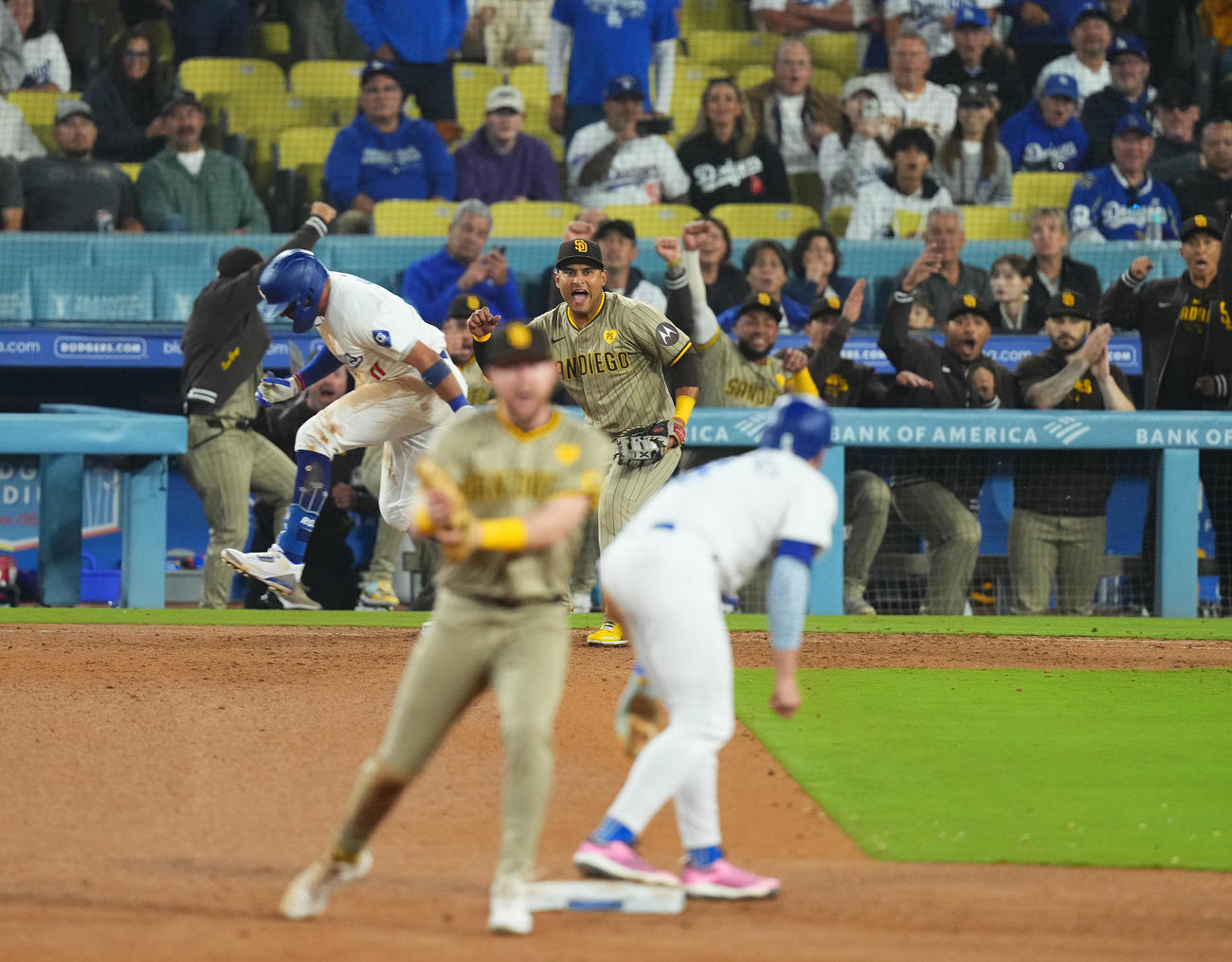 ドジャース対パドレス　9回裏ドジャース無死一、二塁、ロハス（後列左）を三ゴロ三重殺とし、喜びを爆発させるパドレスナイン（撮影・菅敏）