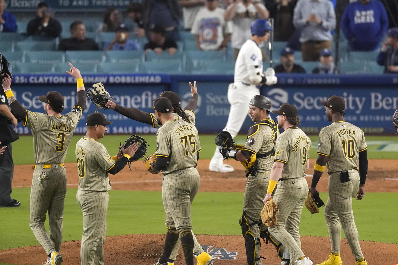 ドジャース対パドレス　三重殺で試合終了となり、打席が回ってこなかった大谷は引き揚げる（AP)