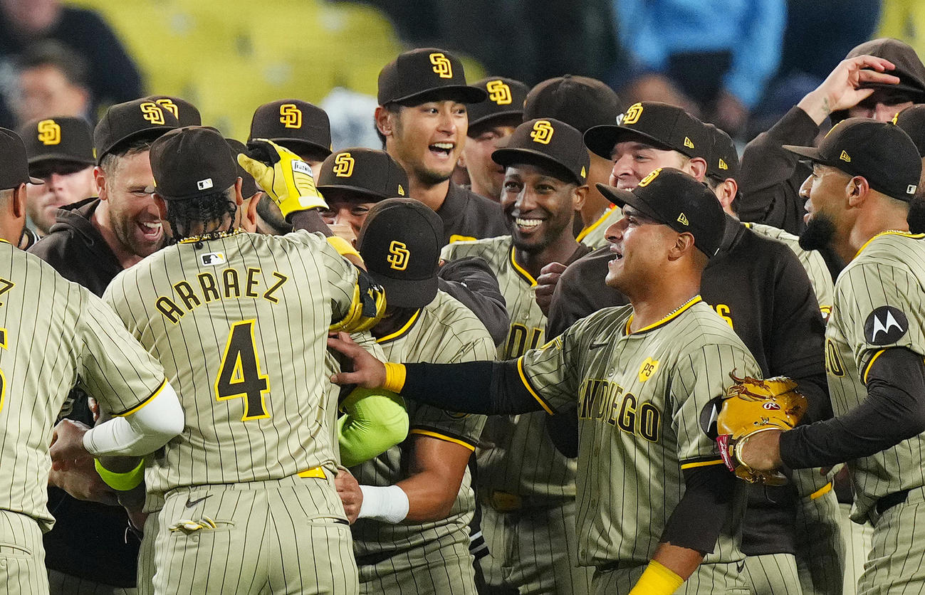 ドジャース対パドレス　ドジャースに勝利しプレーオフ進出を決め、歓喜の輪で笑顔を見せるパドレス・ダルビッシュ（中央）らナイン（撮影・菅敏）