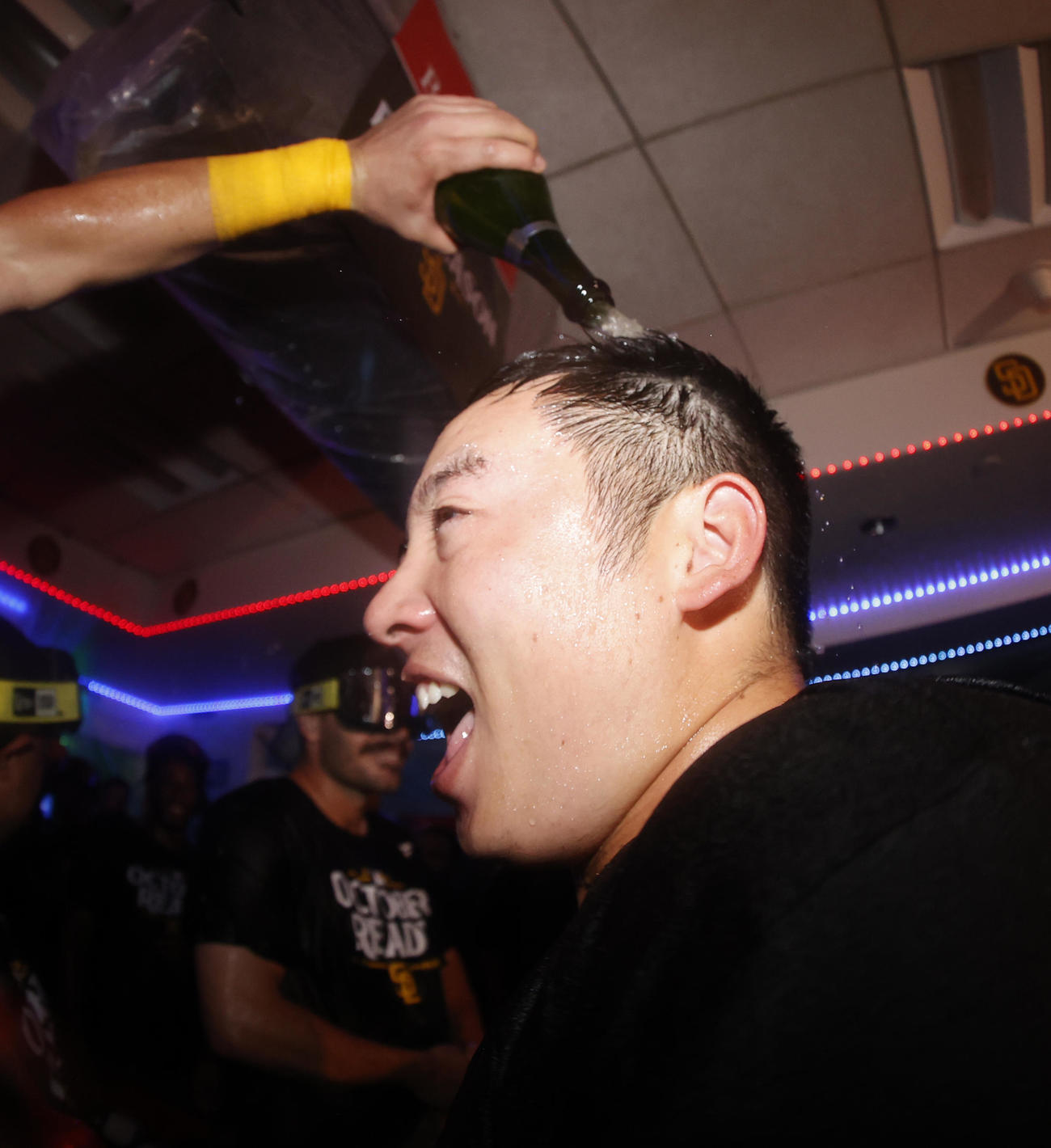 ドジャース対パドレス　プレーオフ進出を決め、シャンパンファイトを楽しむパドレス松井