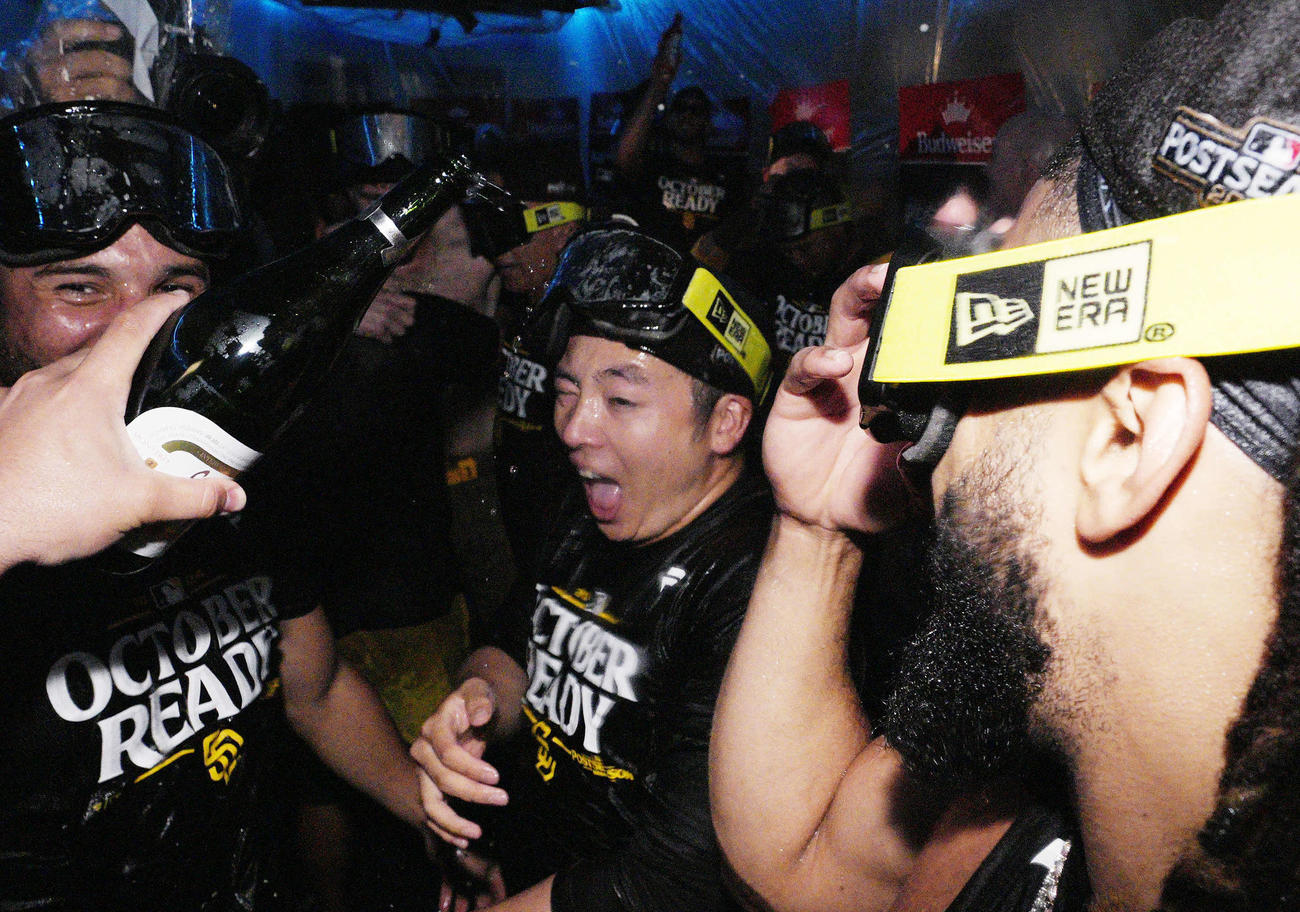 ドジャース対パドレス　プレーオフ進出を決め、シャンパンファイトを楽しむパドレス松井（代表撮影）