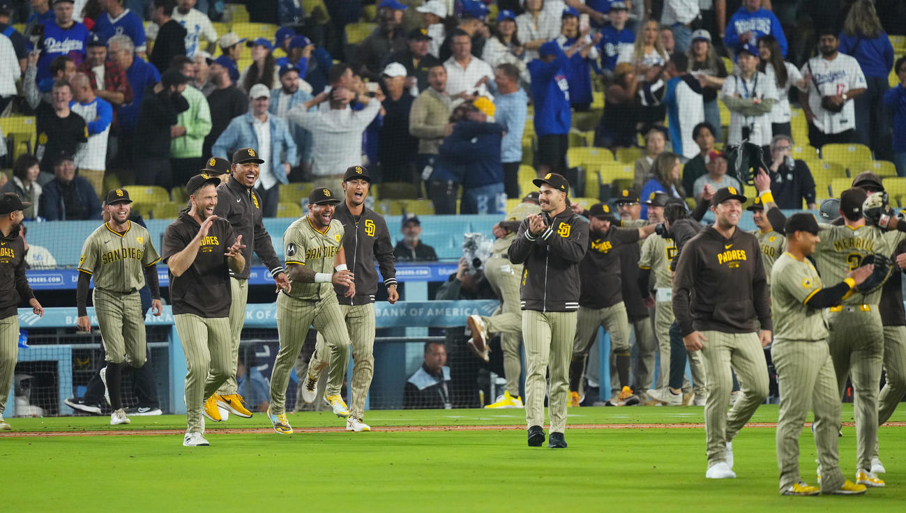 ドジャース対パドレス　ドジャースに勝利しプレーオフ進出を決め、歓喜の輪に駆け寄るパドレス・ダルビッシュ（中央左）（撮影・菅敏）