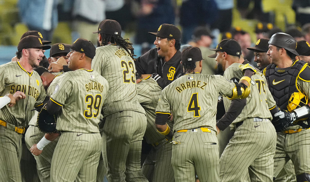 ドジャース対パドレス　ドジャースに勝利しプレーオフ進出を決め、歓喜の輪で笑顔を見せるパドレス・ダルビッシュ（中央）らナイン（撮影・菅敏）