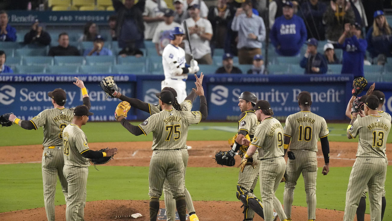 ドジャース対パドレス　9回裏無死満塁、トリプルプレーで試合終了となり喜ぶパドレスナインと見つめる大谷翔平（AP)
