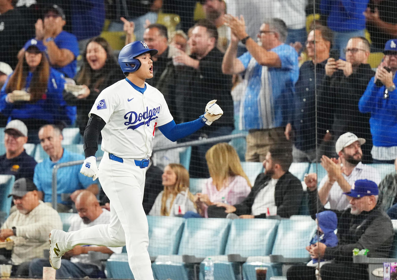 ドジャース対パドレス　1回裏ドジャース2死二塁、T・ヘルナンデスの適時打で二塁から生還し、ガッツポーズを見せる大谷（撮影・菅敏）
