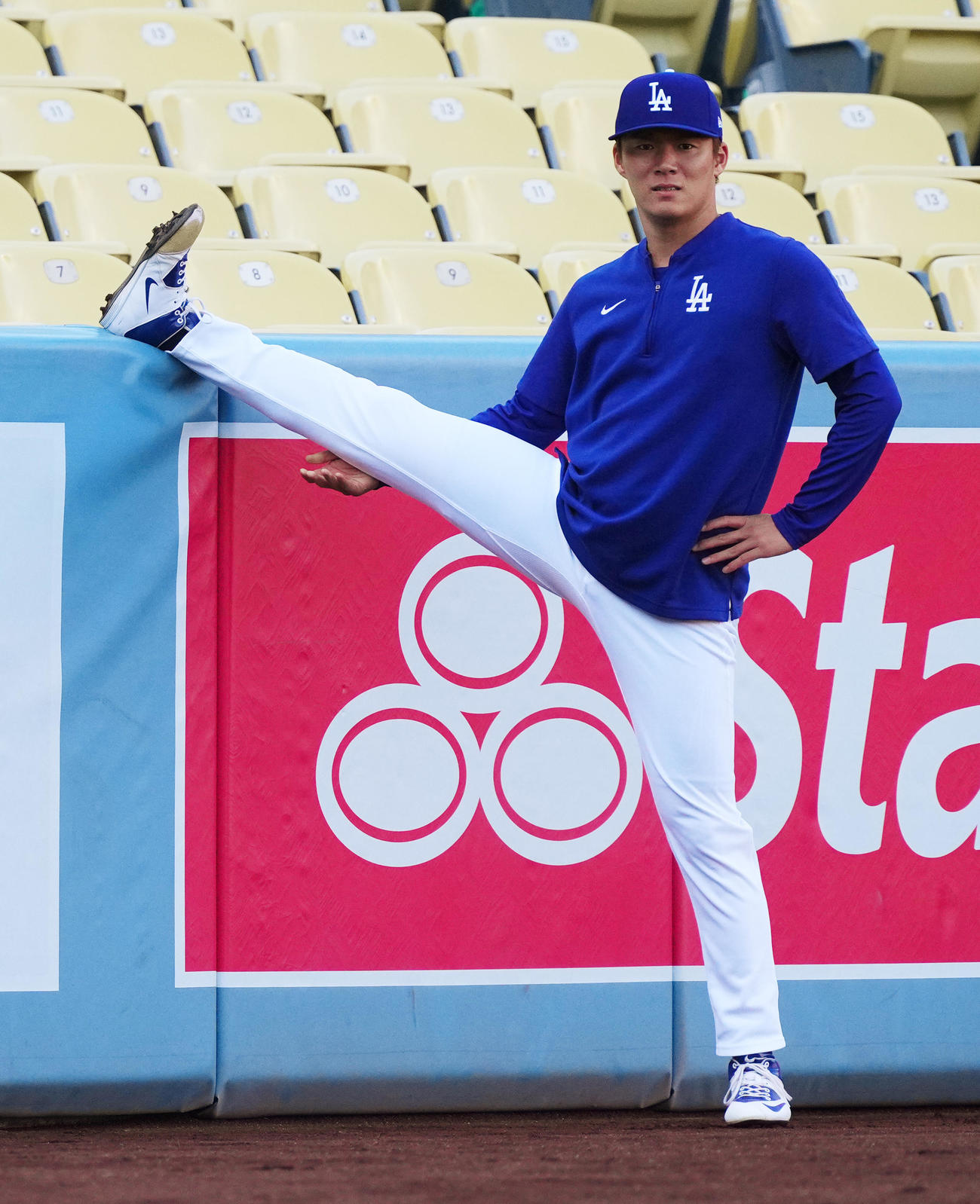 ドジャース対パドレス　試合前、キャッチボールを前にストレッチをするドジャース山本（撮影・菅敏）