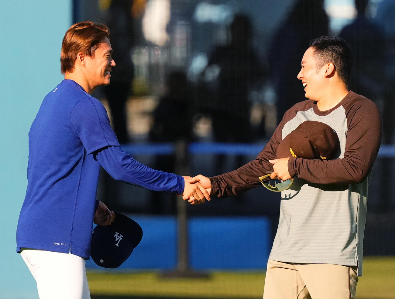 ドジャース対パドレス　試合前、握手を交わすドジャース山本とパドレス松井（撮影・菅敏）