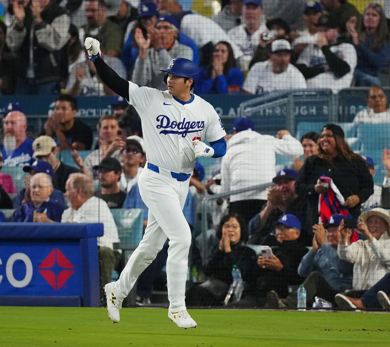 ドジャース対パドレス　1回裏ドジャース2死二塁、T・ヘルナンデスの適時打で二塁から生還し、拳を突き上げる大谷（撮影・菅敏）