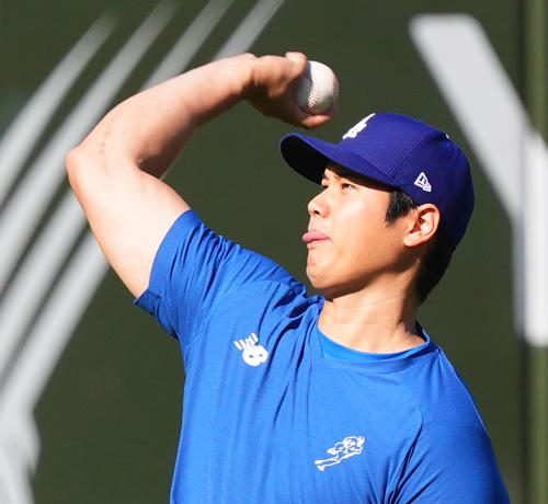 ドジャース対パドレス　試合前、キャッチボールで調整するドジャース大谷（撮影・菅敏）