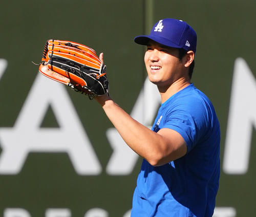 ドジャース対パドレス　試合前、キャッチボールで調整するドジャース大谷（撮影・菅敏）