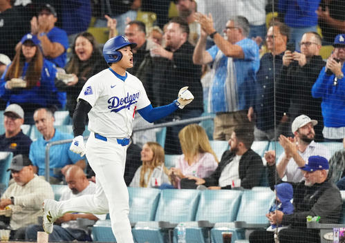 ドジャース対パドレス　1回裏ドジャース2死二塁、T・ヘルナンデスの適時打で二塁から生還し、ガッツポーズを見せる大谷（撮影・菅敏）