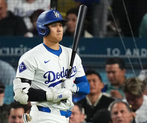 ドジャース対パドレス　3回裏ドジャース無死、見逃しの三振に倒れ、浮かない表情でベンチに戻る大谷（撮影・菅敏）