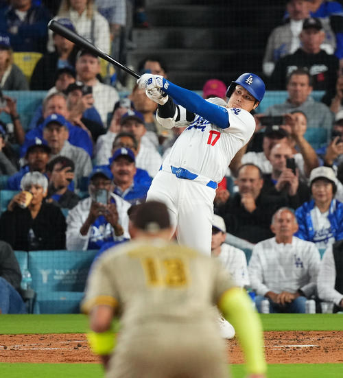 ドジャース対パドレス　4回裏ドジャース2死一、二塁、右適時二塁打を放つ大谷（撮影・菅敏）