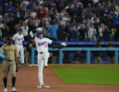 ドジャース対パドレス　4回裏ドジャース2死一、二塁、右適時二塁打を放ち、塁上でポーズをとる大谷（撮影・菅敏）