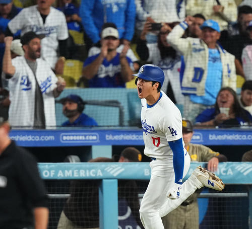 ドジャース対パドレス　6回裏ドジャース2死一、二塁、中適時打を放ち、雄たけびを上げる大谷（撮影・菅敏）