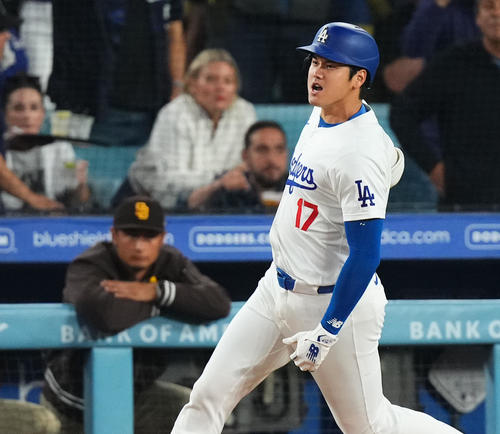 ドジャース対パドレス　6回裏ドジャース2死一、二塁、中適時打を放ち、声を上げる大谷。後方はダルビッシュ（撮影・菅敏）