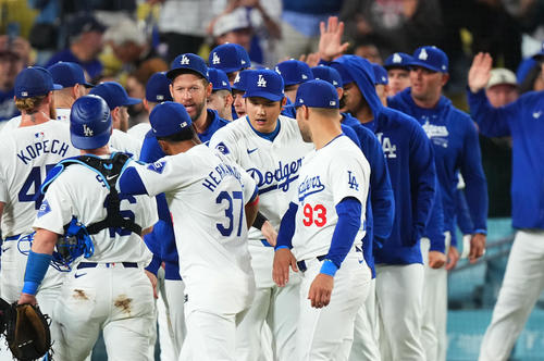ドジャース対パドレス　地区優勝に王手をかけ、ナインとタッチをするドジャース大谷（中央）（撮影・菅敏）