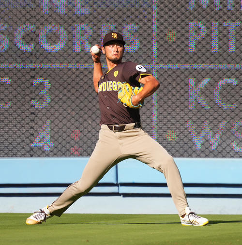 ドジャース対パドレス　試合前、キャッチボールで調整するパドレスダルビッシュ（撮影・菅敏）