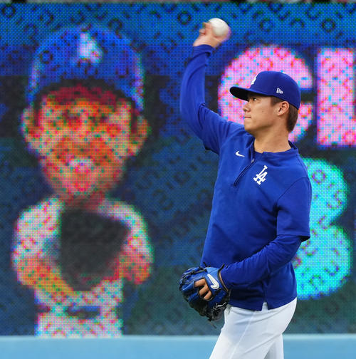 ドジャース対パドレス　試合前、キャッチボールで調整するドジャース山本（撮影・菅敏）