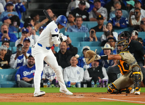 ドジャース対パドレス　1回裏ドジャース無死、四球を選ぶ大谷（撮影・菅敏）