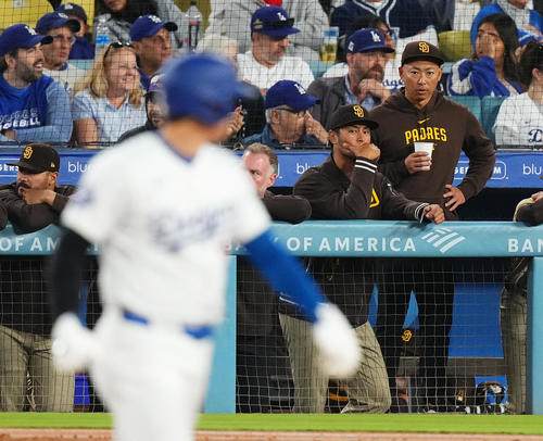 ドジャース対パドレス　1回裏ドジャース1死一塁、打者フリーマンの時、シースの暴投で二塁に進塁した大谷（手前）に視線を送るダルビッシュ（右から2人目）（撮影・菅敏）