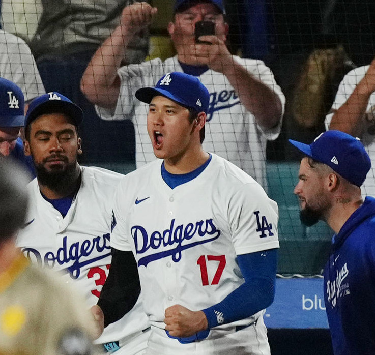 ドジャース対パドレス　地区優勝に王手をかけ、雄たけびを上げるドジャース大谷翔平（中央）（撮影・菅敏）