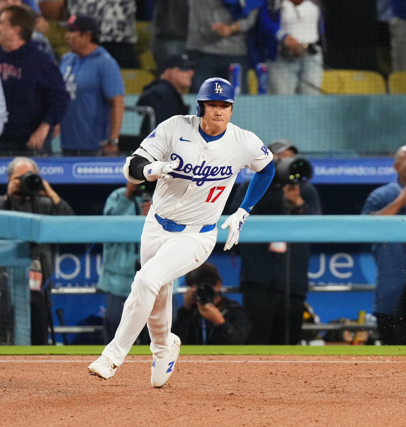 ドジャース対パドレス　4回裏ドジャース2死一、二塁、右適時二塁打を放ち、一塁を駆け回る大谷（撮影・菅敏）
