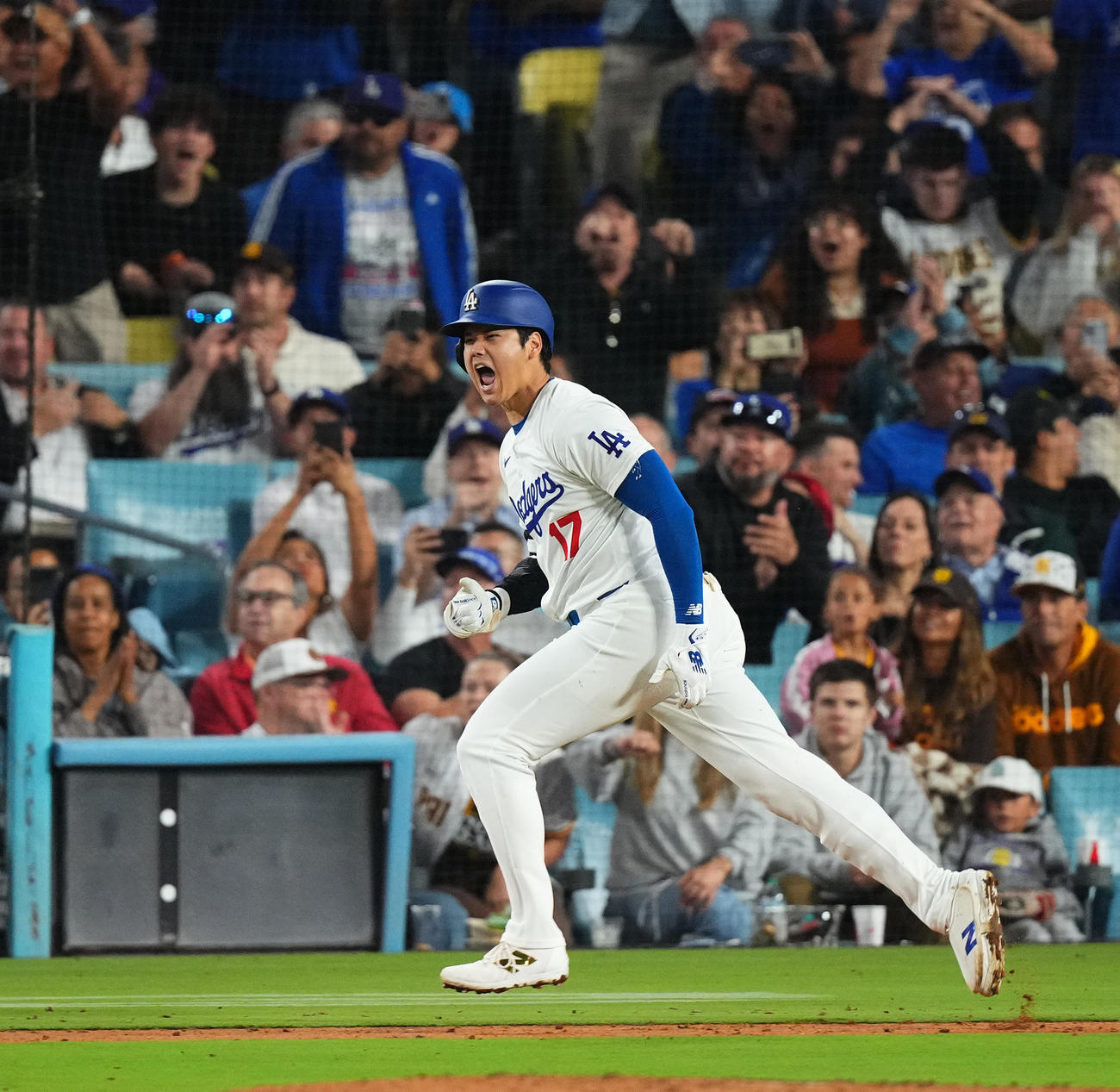 ドジャース対パドレス　6回裏ドジャース2死一、二塁、中適時打を放ち、雄たけびを上げる大谷（撮影・菅敏）