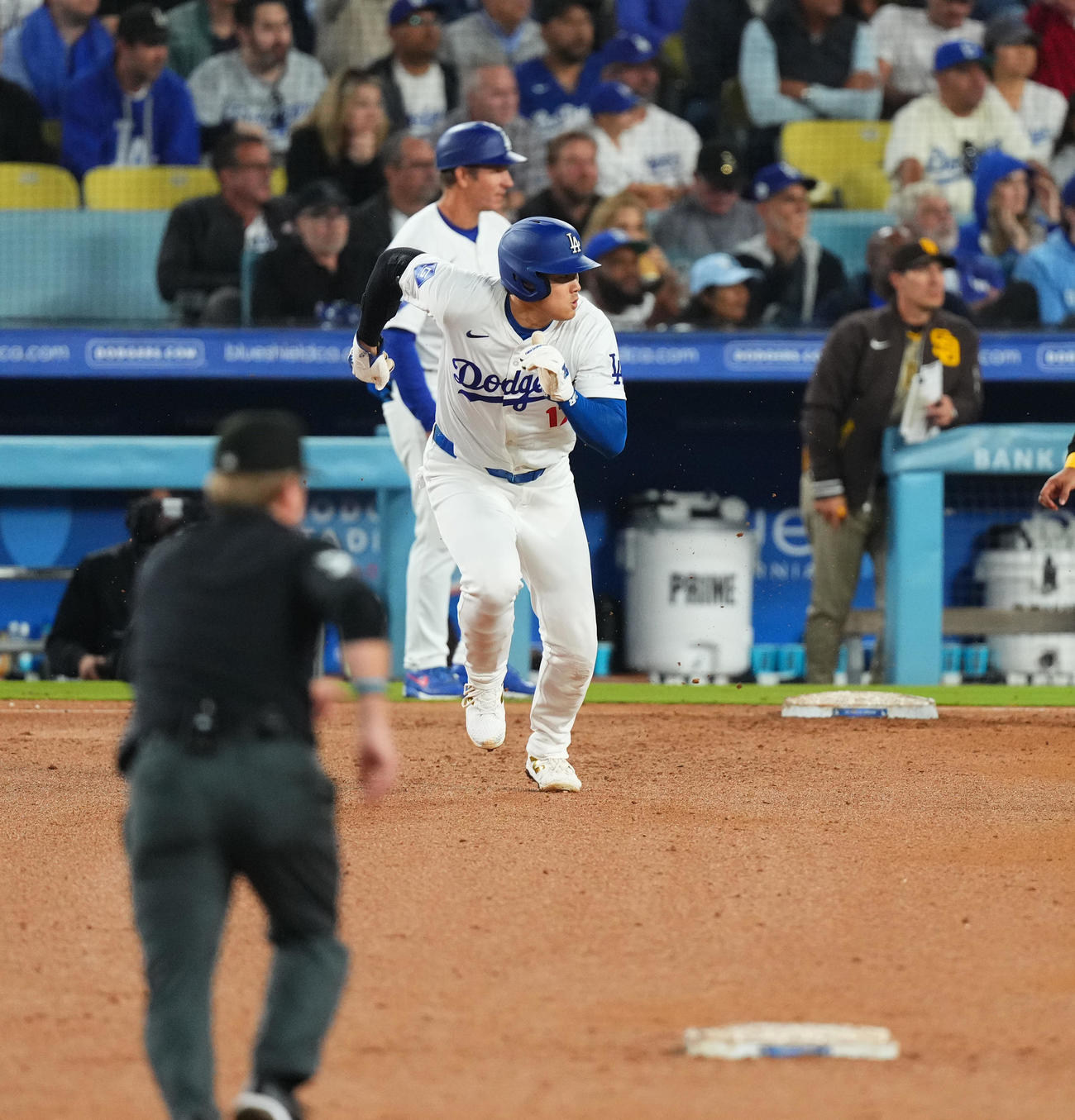 ドジャース対パドレス　6回裏ドジャース2死一、三塁、二塁盗塁を決め、56盗塁を達成させる大谷（撮影・菅敏）