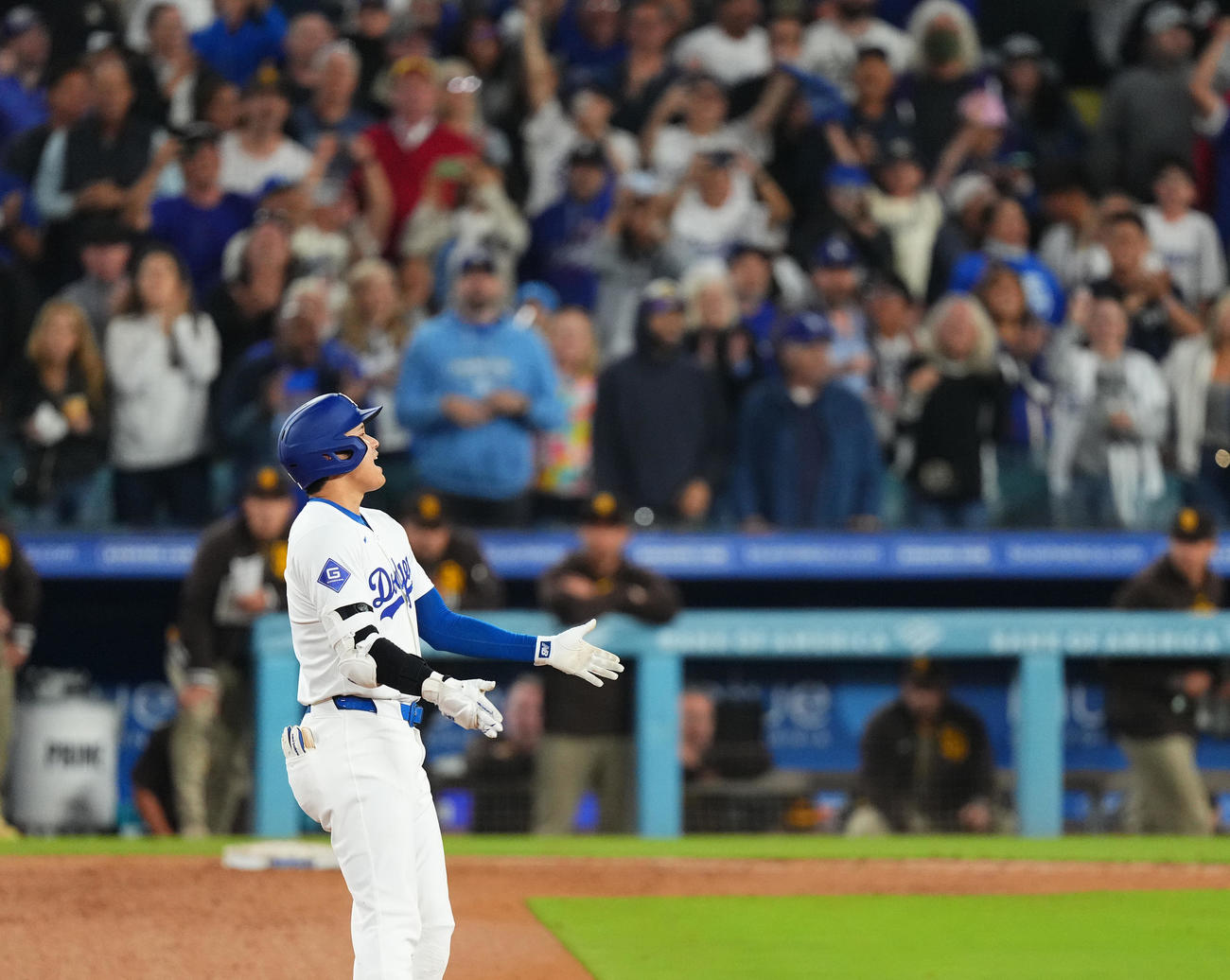 ドジャース対パドレス　4回裏ドジャース2死一、二塁、右適時二塁打を放ち、塁上で声を上げる大谷（撮影・菅敏）