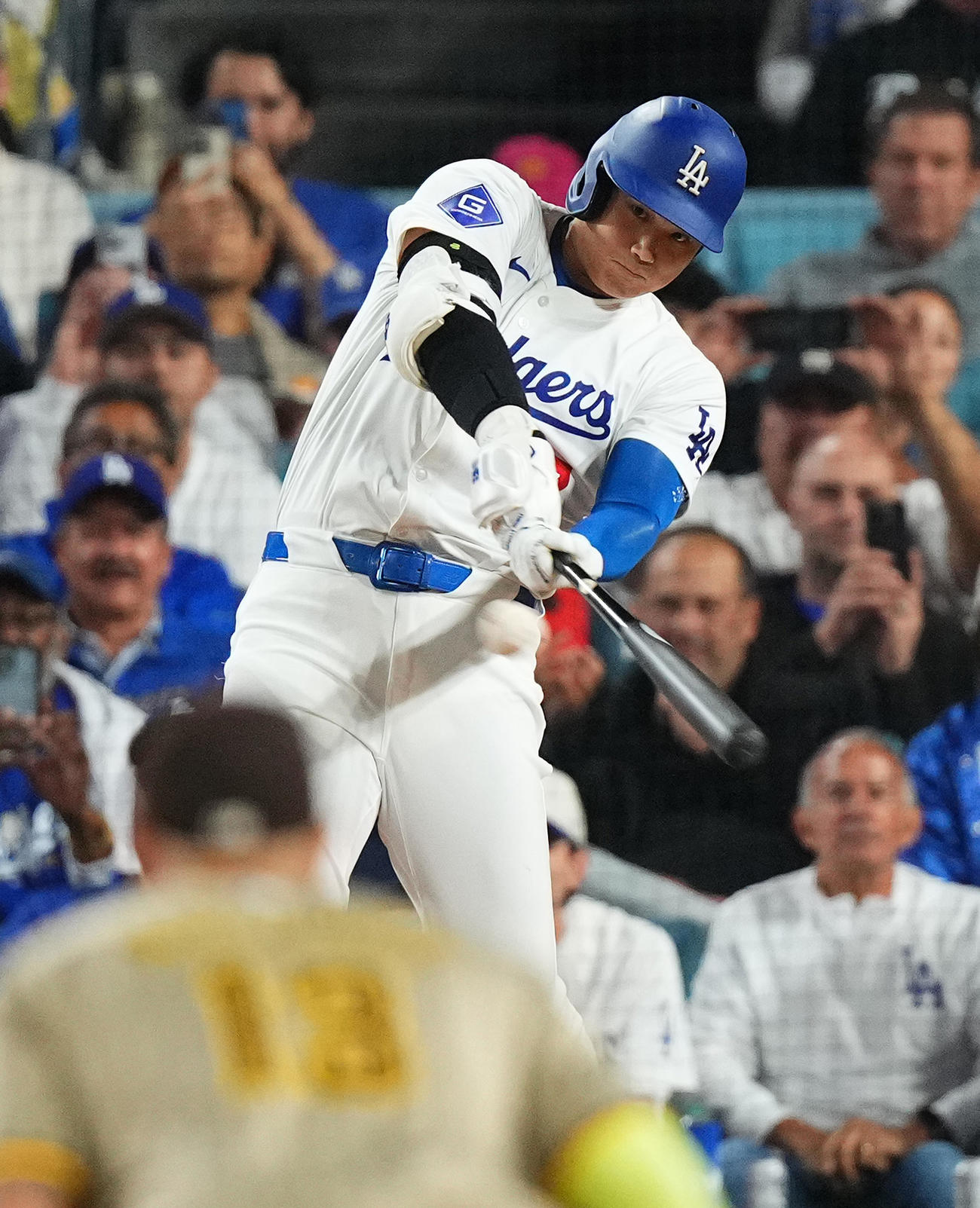 ドジャース対パドレス　4回裏ドジャース2死一、二塁、右適時二塁打を放つ大谷（撮影・菅敏）