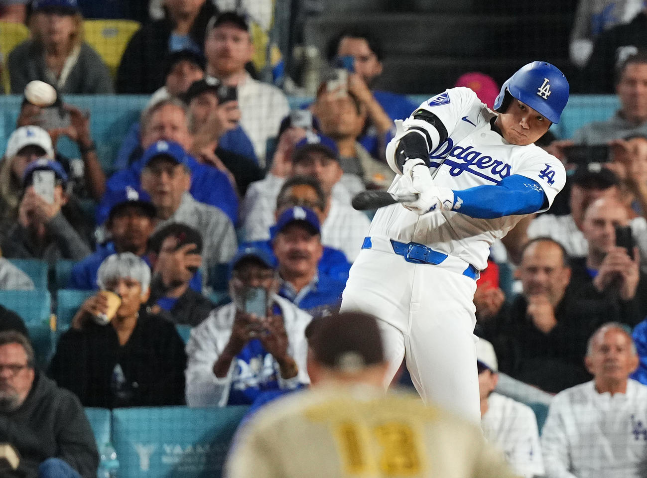 ドジャース対パドレス　4回裏ドジャース2死一、二塁、右適時二塁打を放つ大谷（撮影・菅敏）