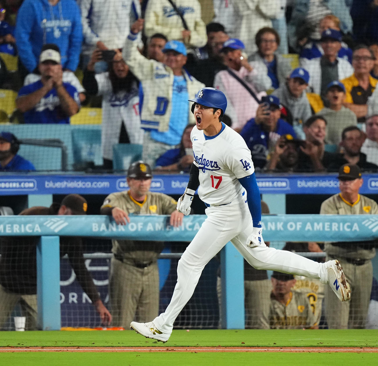 ドジャース対パドレス　6回裏ドジャース2死一、二塁、中適時打を放ち、雄たけびを上げる大谷（撮影・菅敏）