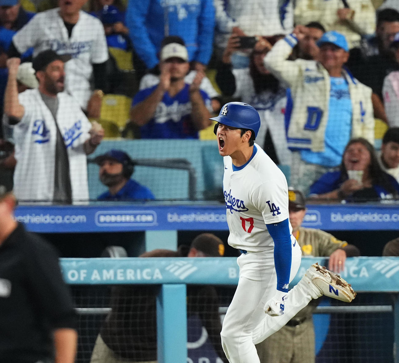 ドジャース対パドレス　6回裏ドジャース2死一、二塁、中適時打を放ち、雄たけびを上げる大谷（撮影・菅敏）