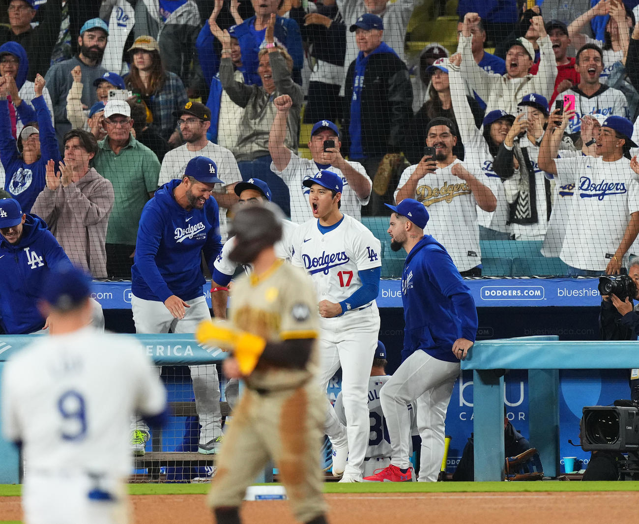 ドジャース対パドレス　地区優勝に王手をかけ、雄たけびを上げるドジャース大谷翔平（中央）（撮影・菅敏）