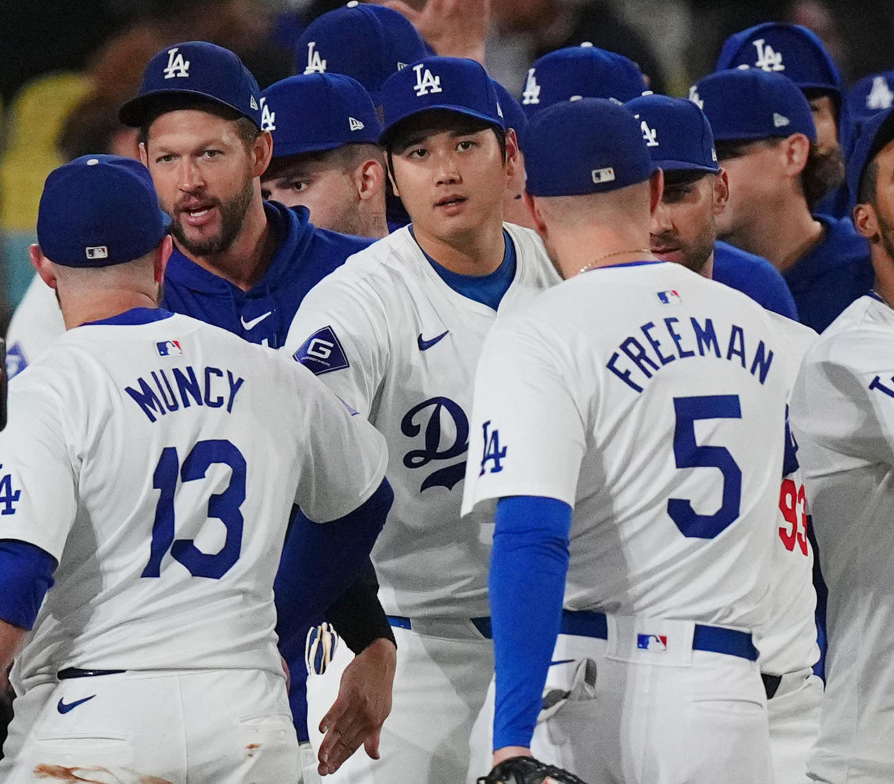 ドジャース対パドレス　地区優勝に王手をかけ、ナインとタッチをするドジャース大谷（中央）（撮影・菅敏）