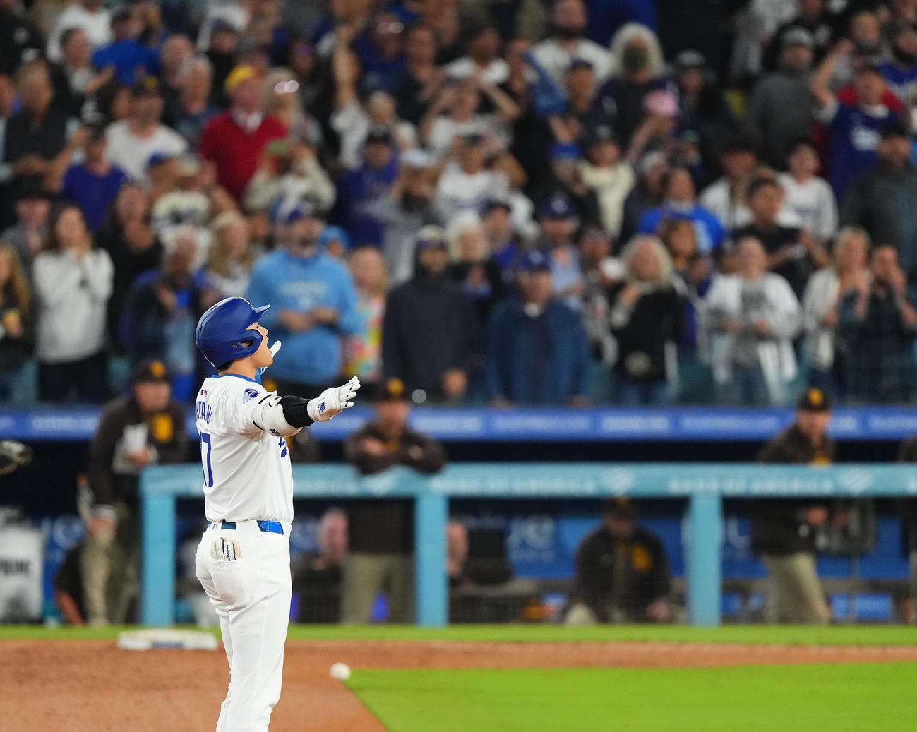ドジャース対パドレス　4回裏ドジャース2死一、二塁、右適時二塁打を放ち、塁上で声を上げる大谷（撮影・菅敏）