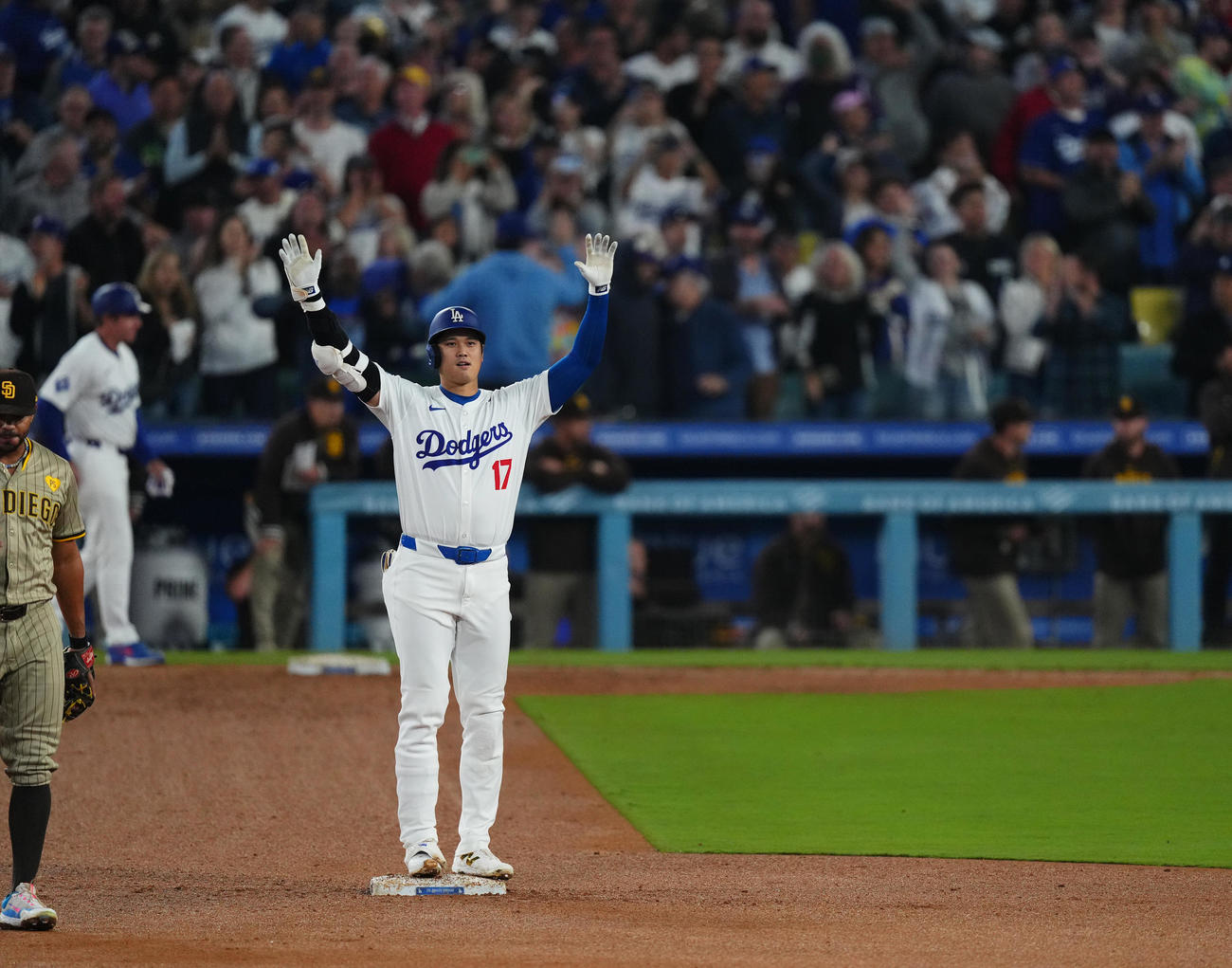 ドジャース対パドレス　4回裏ドジャース2死一、二塁、右適時二塁打を放ち、塁上でポーズをとる大谷（撮影・菅敏）