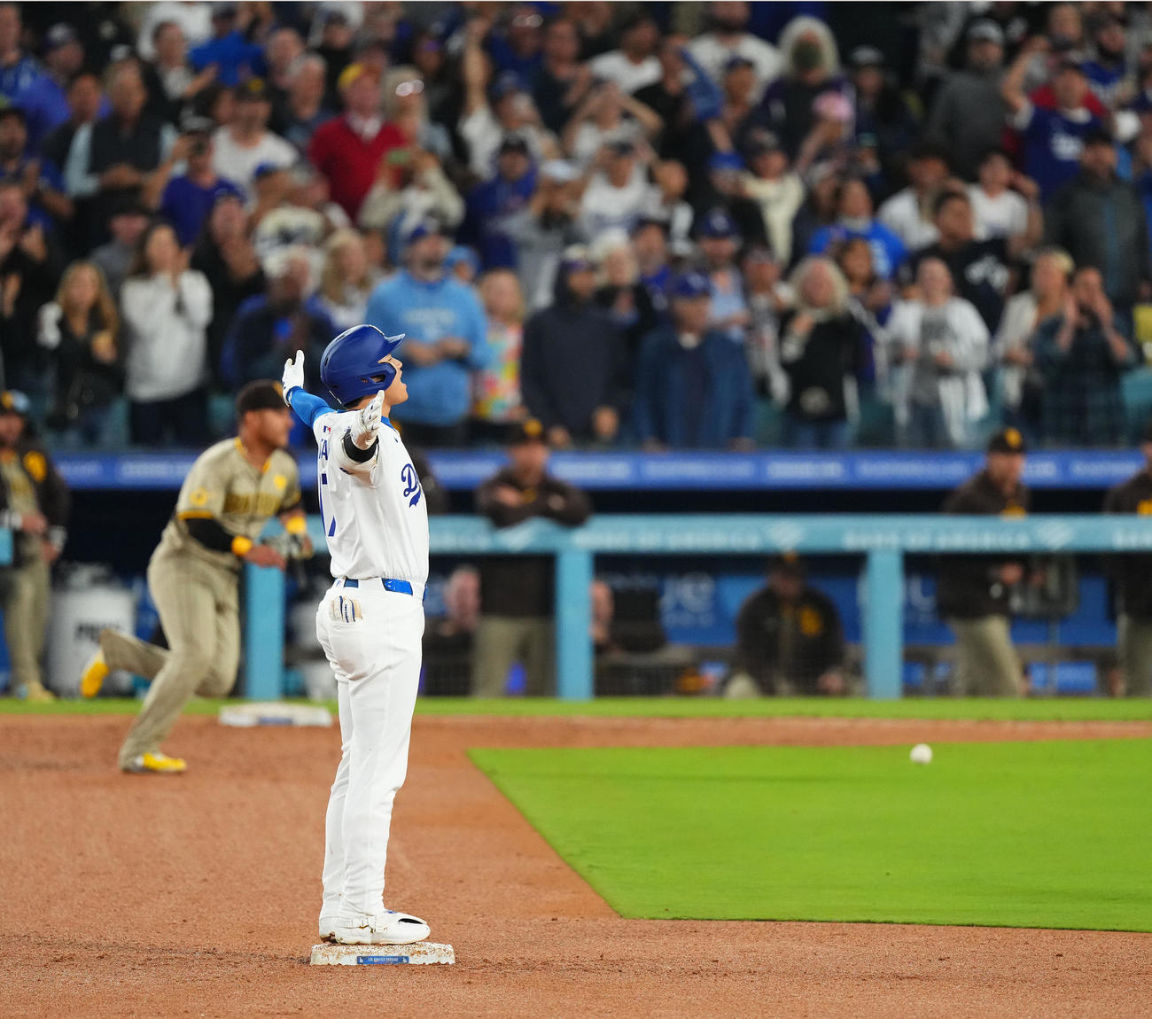 ドジャース対パドレス　4回裏ドジャース2死一、二塁、右適時二塁打を放ち、塁上で声を上げる大谷（撮影・菅敏）