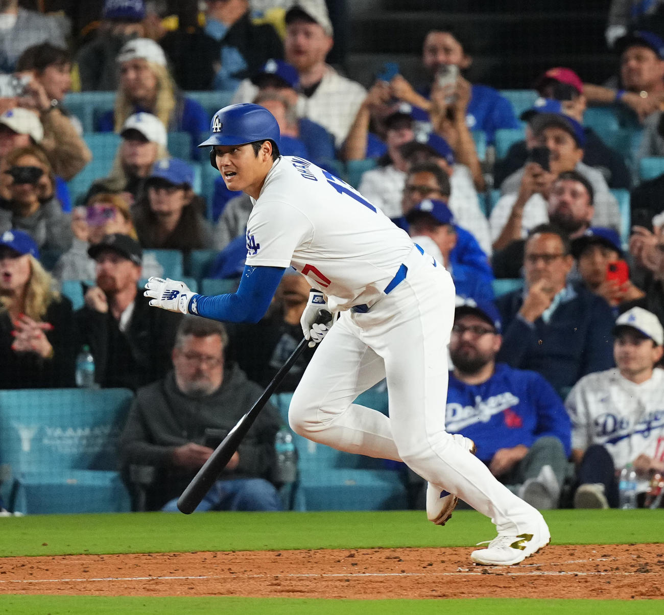 ドジャース対パドレス　6回裏ドジャース2死一、二塁、中適時打を放つ大谷（撮影・菅敏）