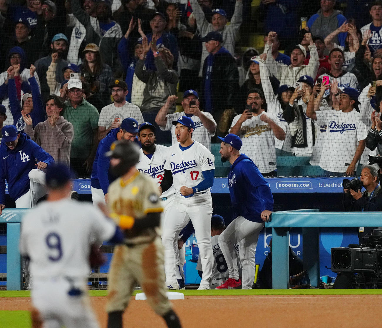 ドジャース対パドレス　地区優勝に王手をかけ、雄たけびを上げるドジャース大谷翔平（中央）（撮影・菅敏）