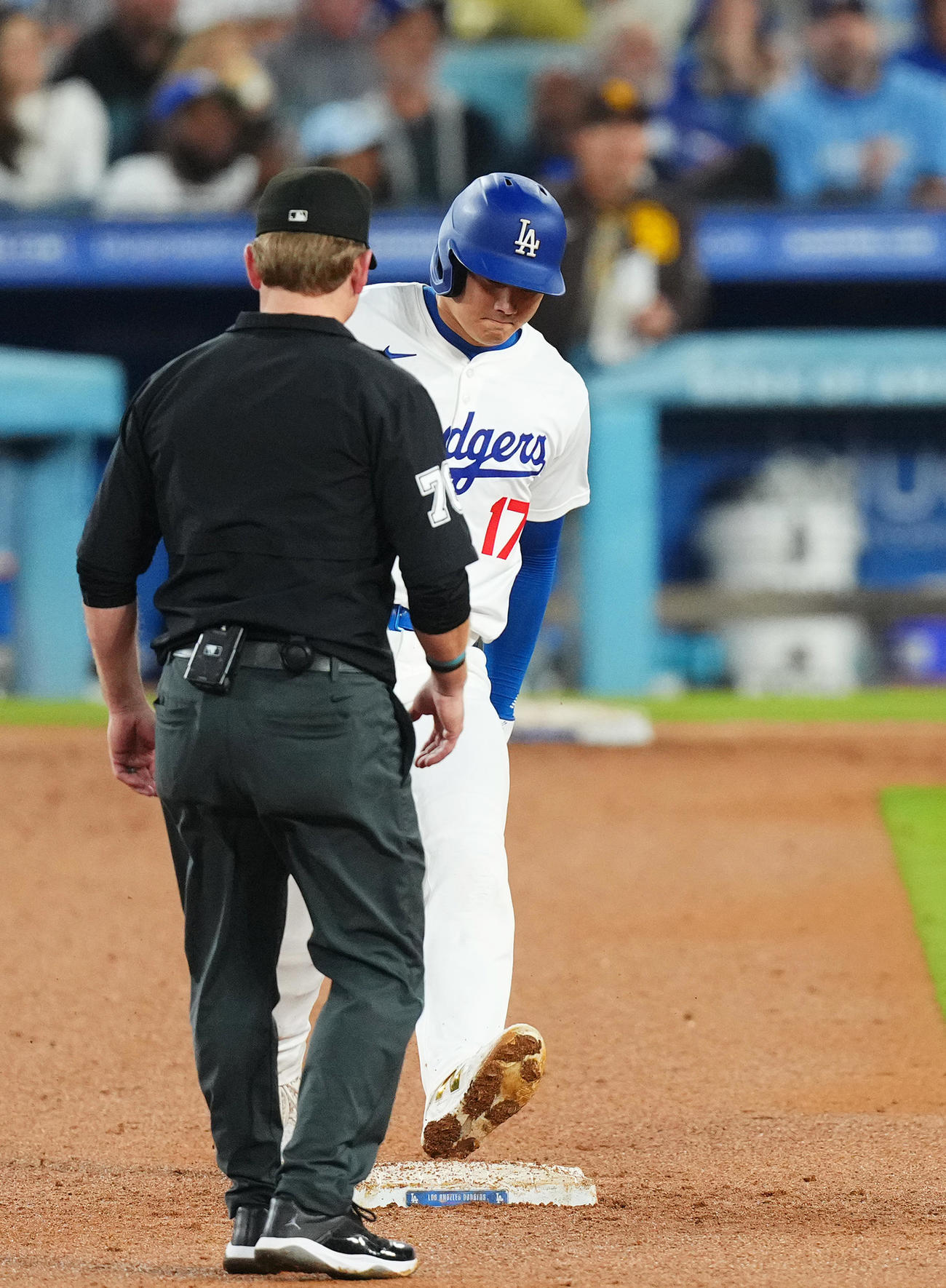 ドジャース対パドレス　6回裏ドジャース2死一、三塁、二塁盗塁を決め、56盗塁を達成させる大谷（撮影・菅敏）