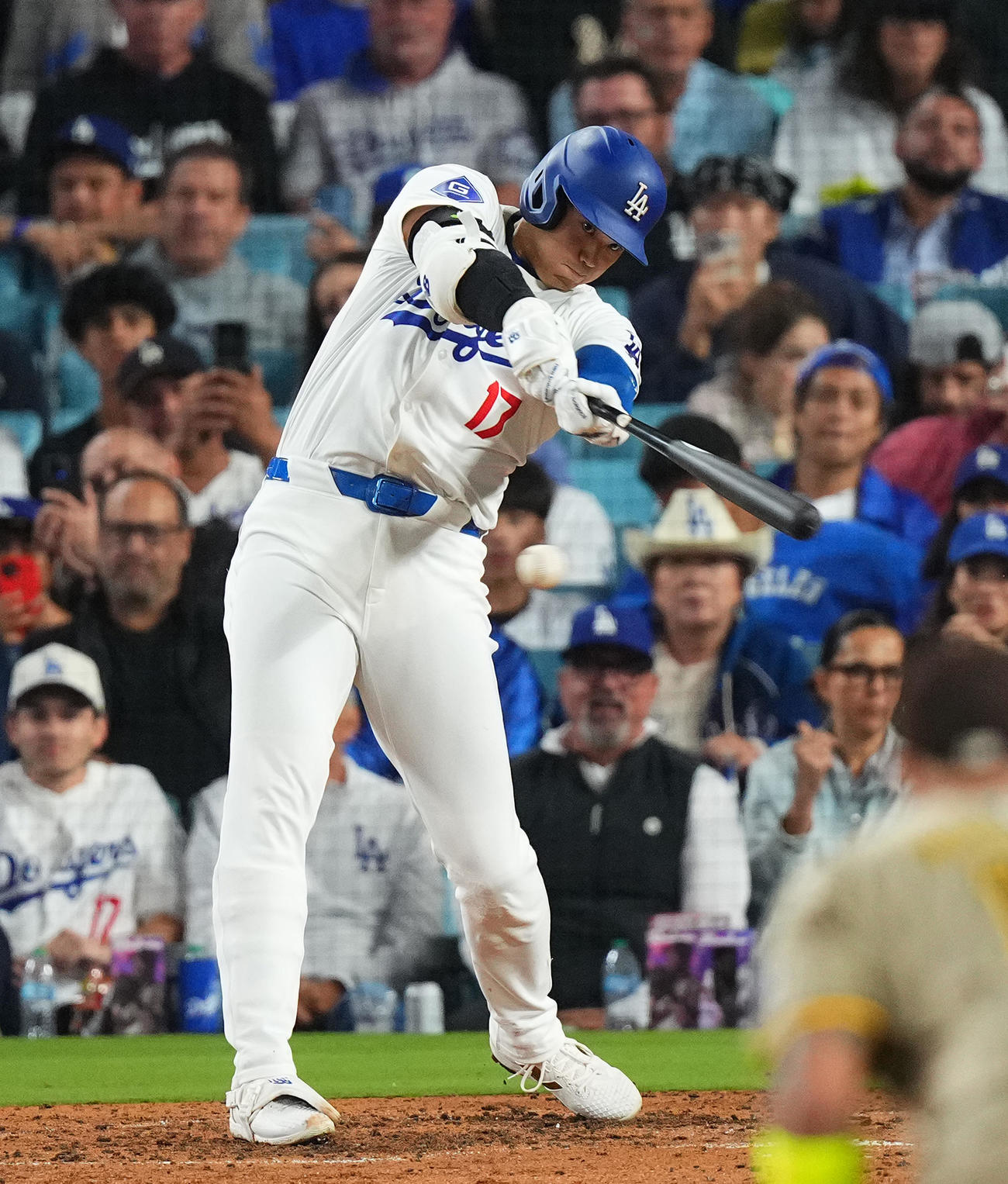 ドジャース対パドレス　6回裏ドジャース2死一、二塁、中適時打を放つ大谷（撮影・菅敏）