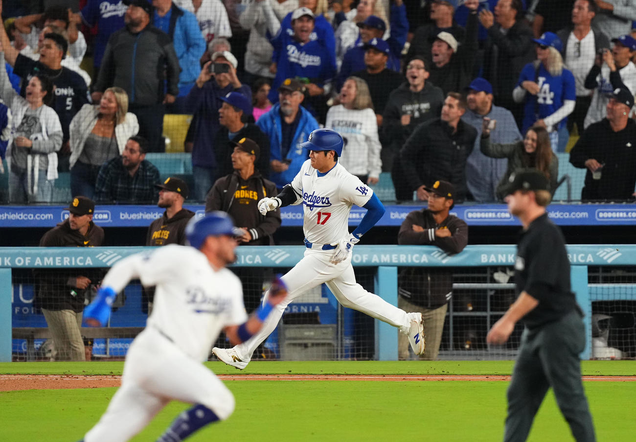 ドジャース対パドレス　4回裏ドジャース2死一、二塁、右適時二塁打を放ち、一塁を駆け回る大谷。後方右はダルビッシュ（撮影・菅敏）